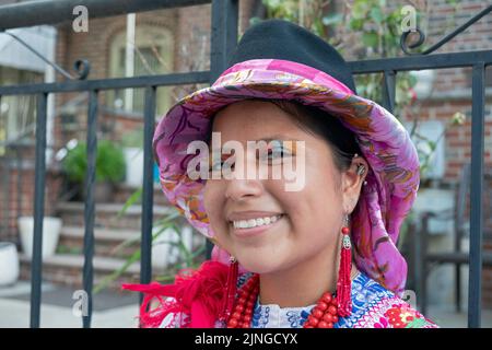 Portrait rapproché d'un membre de Jatary Muzhucuna, troupe de musique et de danse équatorienne américaine avec eyeliner coloré. À Jackson Heights, New York. Banque D'Images