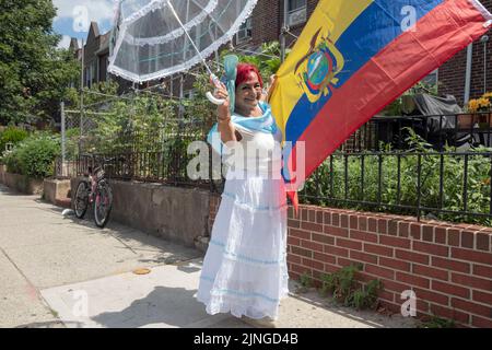 A posé le portrait d'une femme américaine équatorienne aux cheveux rouges attirante dans son 70s à la Parade équatorienne NYC 2022 à Jackson Heights, Queens, New York Banque D'Images