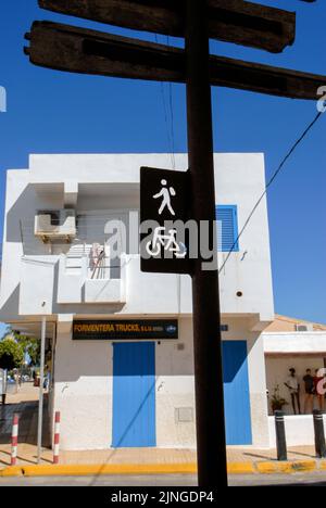 Panneau piéton et vélo à Sant Francesc, Formentera Banque D'Images