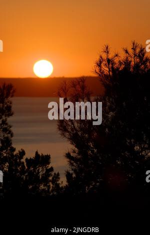 Vue sur es Vedra au coucher du soleil et une partie de Formentera depuis la Mola Banque D'Images