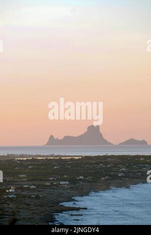 Vue sur es Vedra au coucher du soleil et une partie de Formentera depuis la Mola Banque D'Images