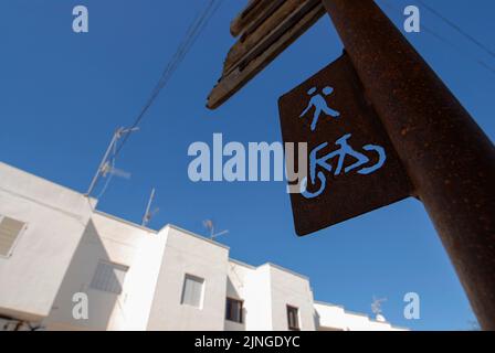 Panneau piéton et vélo à Sant Francesc, Formentera Banque D'Images