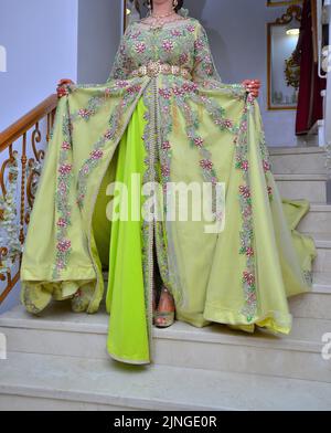 Une mariée marocaine porte un caftan vert. Traditions de mariage au Maroc Banque D'Images