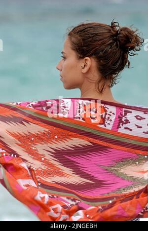 Jeune femme dansant sur la plage de Formentera Banque D'Images