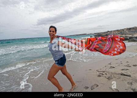 Jeune femme dansant sur la plage de Formentera Banque D'Images