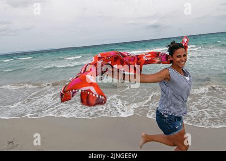 Jeune femme dansant sur la plage de Formentera Banque D'Images