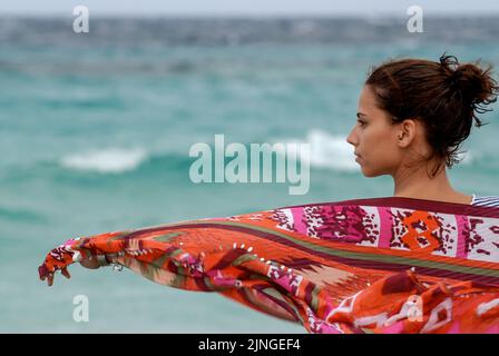 Jeune femme dansant sur la plage de Formentera Banque D'Images