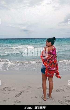 Jeune femme dansant sur la plage de Formentera Banque D'Images