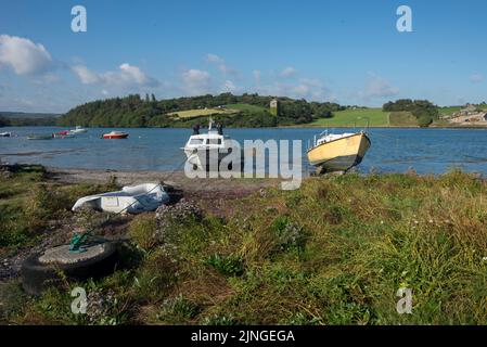 2 les bateaux sont laissés sur terre à marée basse en Irlande de l'Ouest Banque D'Images