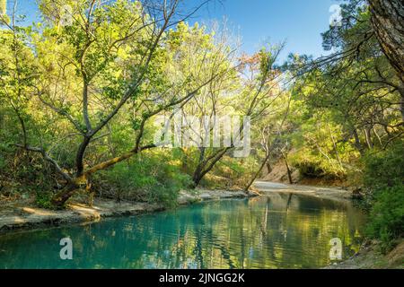 Lac dans la zone de forêt de sept sources cascade dans l'île de Rhodes, Grèce, Europe. Banque D'Images