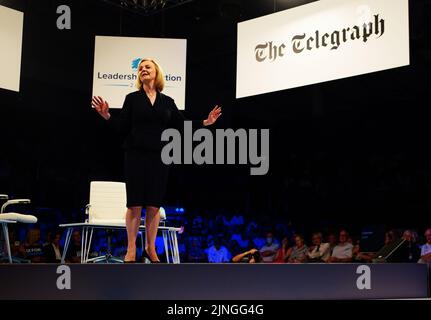 Liz Truss lors d'un événement de hustings à Cheltenham, dans le cadre de la campagne pour être le chef du Parti conservateur et le prochain premier ministre. Date de la photo: Jeudi 11 août 2022. Banque D'Images