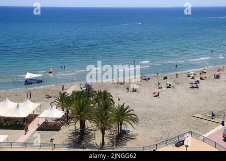 Santa Pola, Alicante, Espagne- 9 août 2022 : plage de Levante et promenade en bord de mer à Santa Pola par un beau jour d'été Banque D'Images