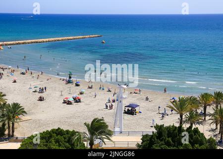 Santa Pola, Alicante, Espagne- 9 août 2022 : plage de Levante et promenade en bord de mer à Santa Pola par un beau jour d'été Banque D'Images