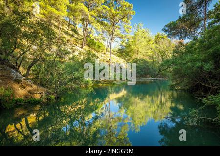 Lac dans la zone de forêt de sept sources cascade dans l'île de Rhodes, Grèce, Europe. Banque D'Images