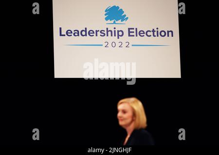 Liz Truss lors d'un événement de hustings à Cheltenham, dans le cadre de la campagne pour être le chef du Parti conservateur et le prochain premier ministre. Date de la photo: Jeudi 11 août 2022. Banque D'Images