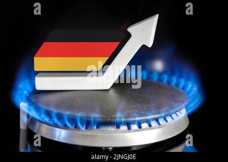 Prix de l'essence. Hausse des prix du gaz en Allemagne. Un brûleur avec une flamme et une flèche vers le haut, peint dans les couleurs du drapeau allemand. Le concept de l'augmentation du gaz Banque D'Images