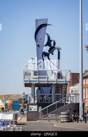 Célèbre Sea Music Sculpture par Sir Anthony Caro sur le quai de Poole, Dorset, Royaume-Uni, le 11 août 2022 Banque D'Images