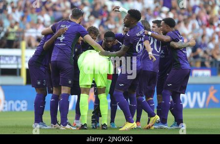 Les joueurs d'Anderlecht photographiés au début d'un match de football entre l'équipe belge RSC Anderlecht et l'équipe estonienne Paide Linnamekond, jeudi 11 août 2022 à Bruxelles, le match de retour au troisième tour de qualification du concours de la Ligue des conférences de l'UEFA. La première jambe a été gagnée par Anderlecht 2-0. BELGA PHOTO VIRGINIE LEFOUR Banque D'Images