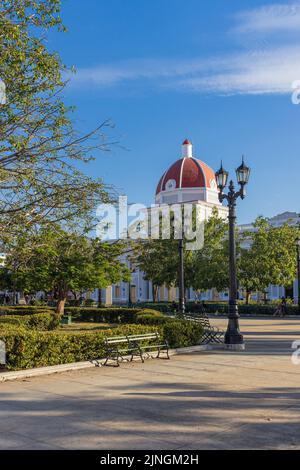 CIENGUEGOS, CUBA - JANVIER 10 2021: Parc central de Cienfuegos José Marti avec palmiers et bâtiments historiques, province de Cienfuegos, Cuba Banque D'Images