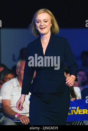 Liz Truss lors d'un événement de hustings à Cheltenham, dans le cadre de la campagne pour être le chef du Parti conservateur et le prochain premier ministre. Date de la photo: Jeudi 11 août 2022. Banque D'Images