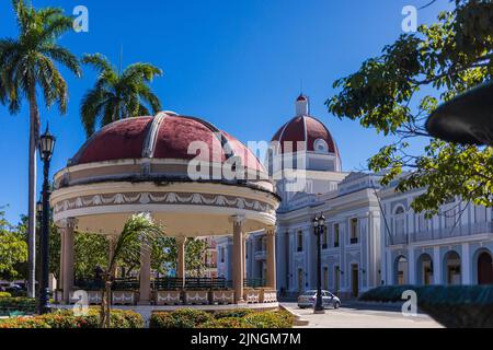 CIENGUEGOS, CUBA - JANVIER 10 2021: Parc central de Cienfuegos José Marti avec palmiers et bâtiments historiques, province de Cienfuegos, Cuba Banque D'Images