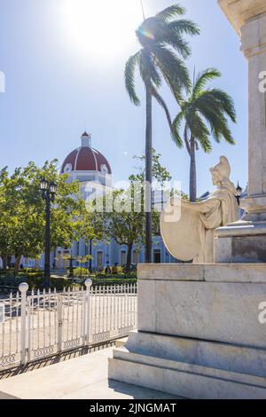 CIENGUEGOS, CUBA - JANVIER 10 2021: Parc central de Cienfuegos José Marti avec palmiers et bâtiments historiques, province de Cienfuegos, Cuba Banque D'Images