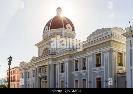 CIENFUEGOS, CUBA - 10 JANVIER 2021 : Palacio de Gobierno un bâtiment historique de style néoclassique colonial à Cienfuegos, Cuba. Banque D'Images