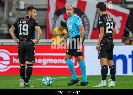 ALKMAAR - Referee Antonio Miguel Mateu Lahoz lors du troisième tour de qualification de la Ligue des conférences de l'UEFA entre AZ Alkmaar et Dundee United FC au stade AFAS sur 11 août 2022 à Alkmaar, pays-Bas. ANP ED DU POL Banque D'Images