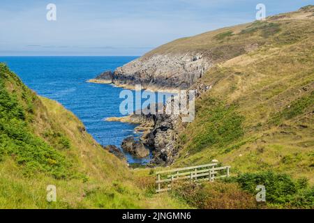 Le Wales Coast Path, près d'Aberdaron sur le Llyn Peninmsula, est un sentier de longue distance qui suit, ou s'étend à proximité, le littoral de W Banque D'Images