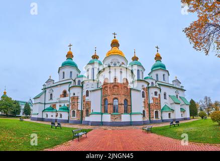 Panorama de la splendide cathédrale byzantine de Sainte-Sophie avec d'élégants dômes verts et dorés, détails préservés de l'abside médiévale, Kiev, Ukraine Banque D'Images
