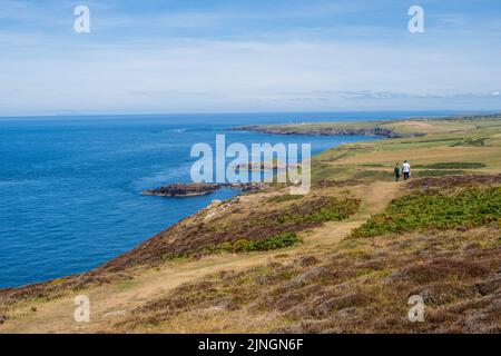 Deux personnes à la valse sur le sentier de la côte du pays de Galles près d'Aberdaron sur le Llyn Peninmsula est un sentier de longue distance désigné qui suit, ou court clo Banque D'Images