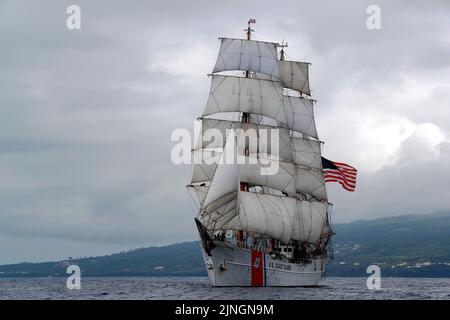 La garde côtière américaine Cutter le grand voilier de l'USCGC montrant des voiles complètes au départ pour l'océan Atlantique, 2 juillet 2019 au large des Açores. Banque D'Images