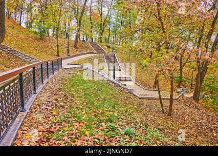 Les pentes abruptes du parc de la colline St Volodymyr, couvert de feuillage d'automne jaune, Kiev, Ukraine Banque D'Images