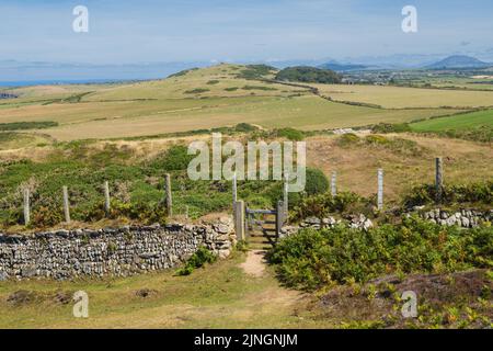 Le Wales Coast Path, près d'Aberdaron sur le Llyn Peninmsula, est un sentier de longue distance qui suit, ou s'étend à proximité, le littoral de W Banque D'Images