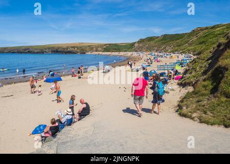 La plage de sable en forme de croissant de Sables est bordée de falaises herbeuses situées à Porth OER, sur la péninsule de Llyn. Banque D'Images