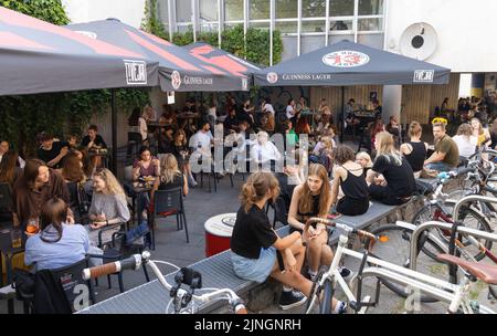 Les jeunes femmes boivent à l'extérieur dans un bar du centre-ville dans la soirée; exemple de Vilnius Lifestyle, Vilnius pub, Vilnius Lithuanie Europe Banque D'Images