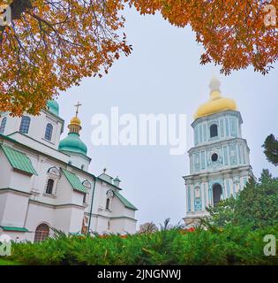 Les arbustes de genévrier vert vif et le châtaignier d'automne orange en face de la cathédrale Sainte-Sophie, Kiev, Ukraine Banque D'Images