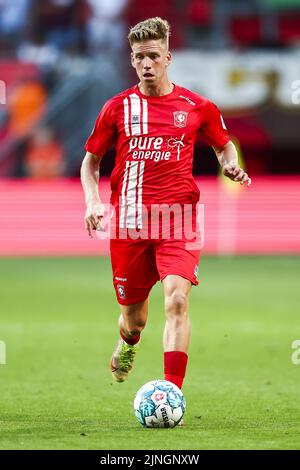 ENSCHEDE - Gijs Smal du FC Twente lors du troisième tour de qualification de la Ligue des conférences de l'UEFA entre le FC Twente et le FK Cukaricki au stade de Grolsch Veste sur 11 août 2022 à Enschede, pays-Bas. ANP VINCENT JANNINK Banque D'Images