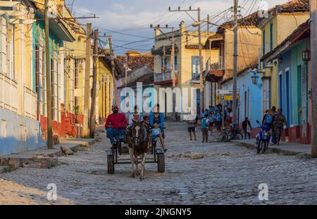TRINIDAD, CUBA, JANVIER 7 : famille sur une calèche dans une rue avec des maisons colorées dans les rues historiques de 7 janvier 2021 à Trinité, Cuba Banque D'Images