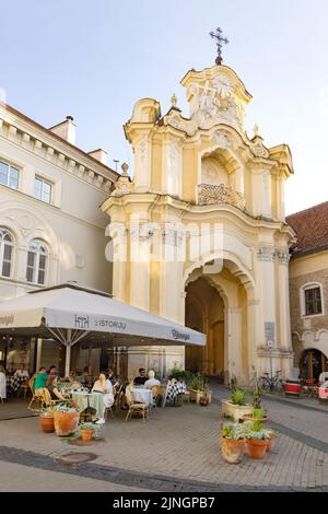 Monastère de la Sainte Trinité et la porte Basilian, et café, vieille ville de Vilnius, en été soleil, Vilnius, Lituanie, Europe Banque D'Images