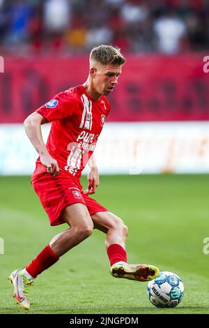 ENSCHEDE - Gijs Smal du FC Twente lors du troisième tour de qualification de la Ligue des conférences de l'UEFA entre le FC Twente et le FK Cukaricki au stade de Grolsch Veste sur 11 août 2022 à Enschede, pays-Bas. ANP VINCENT JANNINK Banque D'Images