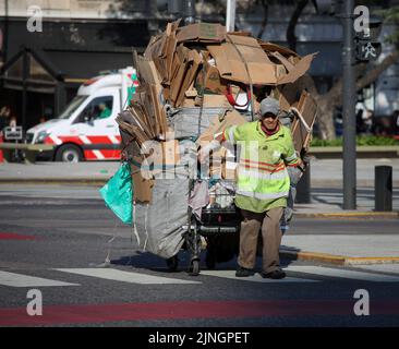 Buenos Aires, Argentine. 28th juillet 2022. Un homme collecte des boîtes de carton dans la rue, qu'il vend ensuite à un centre de recyclage. Avec un taux d'inflation de 71 pour cent, le pouvoir d'achat des Argentins est en déclin permanent. 37,3 pour cent de la population du pays autrefois riche est maintenant considérée comme pauvre. (À dpa 'le taux d'inflation en Argentine monte à 71 pour cent') crédit: Claudio Santisteban/dpa/Alamy Live News Banque D'Images