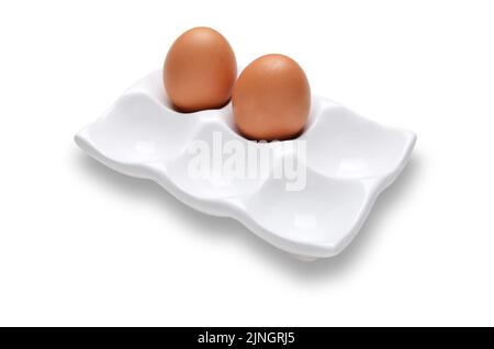 Support de plateau à œufs en céramique blanche avec deux œufs isolés sur fond blanc découpé Banque D'Images
