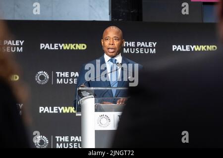 New York, États-Unis. 11th août 2022. Le maire Eric Adams fait des remarques lors de l'annonce conjointe avec Maureen Reidy, directrice générale de Paley, au Centre Paley pour les médias de New York, à 11 août 2022. Le maire et le PDG ont annoncé que le Paley Centre tiendra un week-end d'expériences interactives et d'attractions immersives provenant des mondes passionnants des médias, des sports, des jeux et du divertissement. (Photo de Lev Radin/Sipa USA) crédit: SIPA USA/Alay Live News Banque D'Images