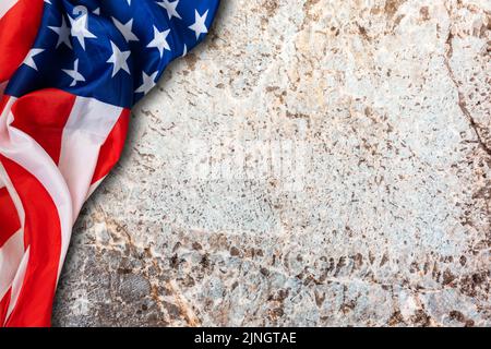 Le drapeau antique d'Amérique agitant le fond de motif en bleu rouge concept pour les Etats-Unis 4th juillet jour de l'indépendance, symbole de la liberté patriote sur le marbre blanc Banque D'Images