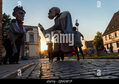 Wismar, Allemagne. 11th août 2022. Les membres de l'association Kulturmühle Wismar sont sur la route du centre-ville avec quatre mètres de haut grands personnages. (Photo de la répétition de la robe) la production 'Nosferatour' sera présentée en première dans le centre-ville de Wismar le 12 août 2022. Avec elle, la ville célèbre l'anniversaire du classique d'horreur 'Nosferatu' de Friedrich Wilhelm Murnau, qui a été filmé sur place il y a 100 ans. Credit: Jens Büttner/dpa/Alay Live News Banque D'Images