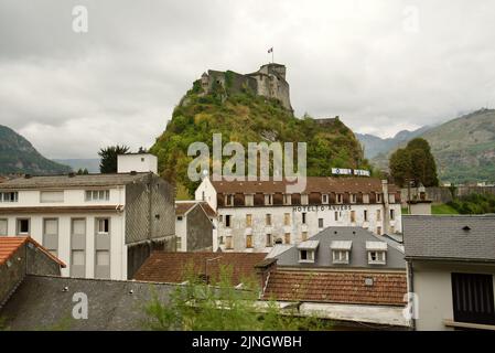 Vue sur la ville française de Lourdes, dans le sud de la France, dans les Hautes-Pyrénées Occitanie. Montrant le fort de Lourdes - le château fort de Lourdes. Banque D'Images