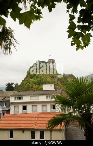 Vue sur la ville française de Lourdes, dans le sud de la France, dans les Hautes-Pyrénées Occitanie. Montrant le fort de Lourdes - le château fort de Lourdes. Banque D'Images