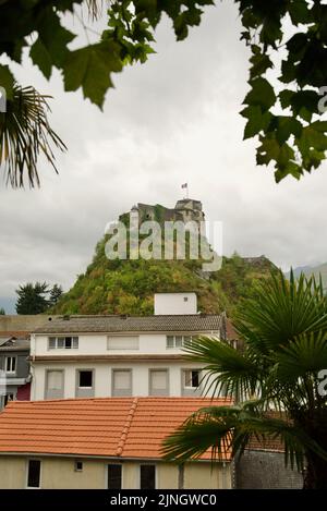 Vue sur la ville française de Lourdes, dans le sud de la France, dans les Hautes-Pyrénées Occitanie. Montrant le fort de Lourdes - le château fort de Lourdes. Banque D'Images