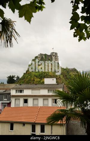 Vue sur la ville française de Lourdes, dans le sud de la France, dans les Hautes-Pyrénées Occitanie. Montrant le fort de Lourdes - le château fort de Lourdes. Banque D'Images